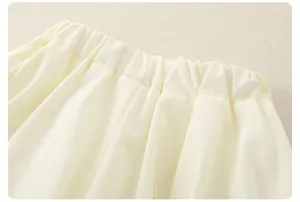 Détail de la taille élastique beige clair du short d'été pour filles avec plis doux