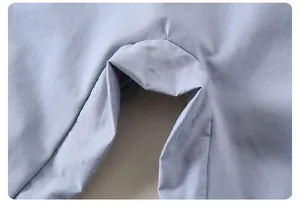 Nahaufnahme der präzisen Nähte und robusten Stoffstruktur der hellblauen Kinderhose