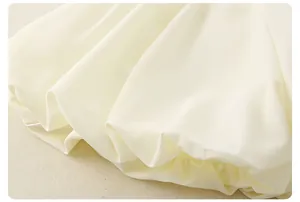 Vue détaillée de l'ourlet à volants des shorts d'été jaune pâle pour filles
