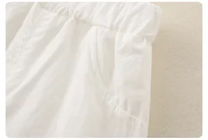 Dettaglio di pantaloni bianchi estivi per bambina con vita elastica e cotone
