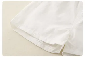Dettaglio ravvicinato della cucitura sull'orlo di pantaloncini bianchi in cotone