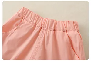 Détail du short d'été rose clair avec taille élastique et coutures renforcées pour bébé