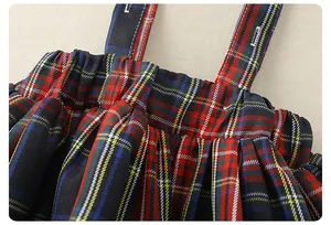 Detailopname van de ruitjesrok taille met elastische band en fijne stikselkwaliteit