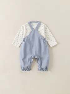 Niedliches Baby-Frühlingsset mit gepunktetem Hemd und blauer Trägerhose aus Baumwolle
