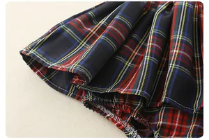 Detailopname van de marineblauwe geruite rok voor meisjes met elastische tailleband