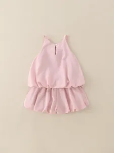 Barboteuse rose mignonne sans manches pour bébé fille avec ourlet bulle et tissu texturé