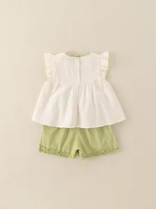 Ensemble d'été fille avec haut à manches volantées crème et short vert en coton respirant