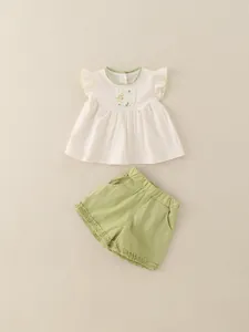 Ensemble d'été mignon pour fille avec haut à volants et short vert