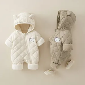 Détails de la combinaison bébé matelassée avec doublure polaire et capuche à oreilles