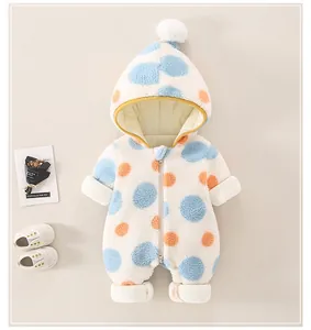 Detail eines Baby-Winteroveralls mit weichem Lammwollstoff und Doppelreißverschluss