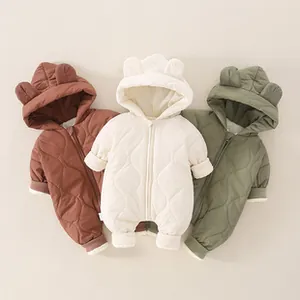 Détail de barboteuses bébé à capuche avec tissu matelassé et oreilles 3D en trois couleurs