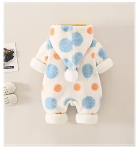 Detailansicht des cremefarbenen Baby-Stramplers mit Fleece-Kapuze und Bommel