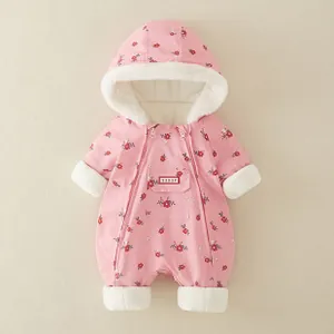 Détail de la barboteuse bébé fleurie rose avec doublure polaire blanche et double fermeture
