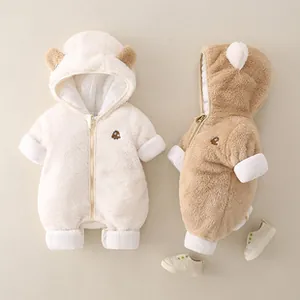 Détails de la combinaison d'hiver pour bébé avec texture polaire et capuche à oreilles