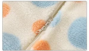 Details des Baby-Winter-Overalls mit weichem Sherpa-Fleece und Zwei-Wege-Reißverschluss