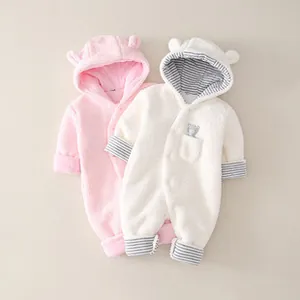 Détail de barboteuses en polaire corail pour bébé avec oreilles mignonnes sur la capuche