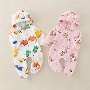 Détail de barboteuses à capuche pour bébé avec motifs dinosaures et lapins en tissu épais