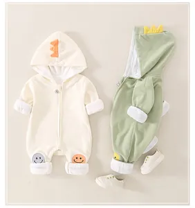 Details von Baby-Kapuzen-Stramplern mit Dinosaurier-Hörnern und Smile-Patches in Creme und Grün