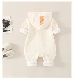 Detailansicht Baby-Einteiler mit Dinosaurier-Kapuze, orangefarbenen Zacken und Bündchen
