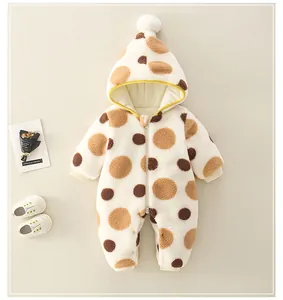 Detailansicht des Fleece-Baby-Einteilers mit Punkten und warmem Kapuzenfutter