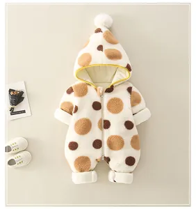 Detailansicht eines dicken Baby-Fleece-Einteilers mit Polka-Dot-Muster und Kapuzenbommel
