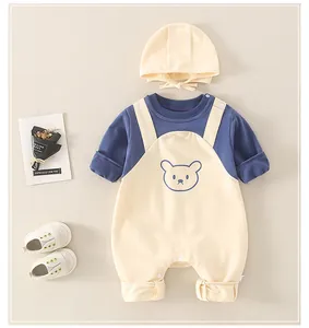 Details des langärmligen Baby-Stramplers mit Bärenprint und passender Mütze in Blau-Beige