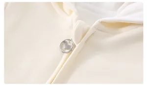Detail eines Baby-Baumwoll-Stramplers mit herzförmigem Reißverschluss und Kinnschutz