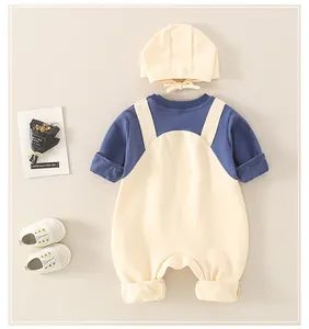Flachbild von Baby-Baumwoll-Jumpsuit und passender Mütze in Beige und Dunkelblau