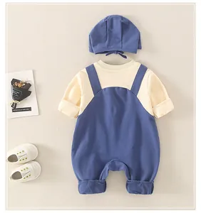 Detaillierte Flachbildansicht eines 3-teiligen Baby-Baumwollsets mit Strampler und Mütze