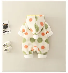 Detail eines Baby-Winter-Stramplers mit warmem Lammvlies und bunten Polka Dots