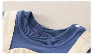 Nahaufnahme von Baby-Body aus Baumwolle mit Rippbündchen und Druckknöpfen an der Schulter