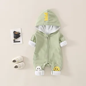 Süßer grüner Dinosaurier Baby-Strampler mit Kapuze und Smiley-Patches für den Frühling