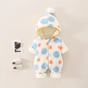 Baby Winter-Strampler aus weißem Lammvlies mit blauen Punkten und Bommelkapuze
