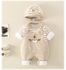 Detailliertes Baby-Set mit gestreiftem Oberteil, Cord-Strampler und Mütze mit Ohren