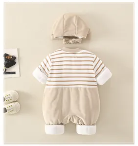 Detail von Baby Winter-Einteiler-Set mit Cord-Struktur und passender Mütze dazu
