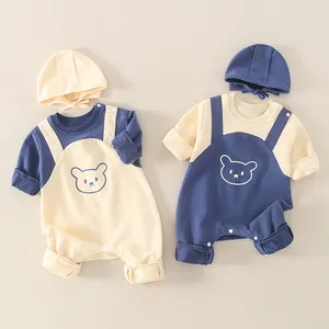 Baby Langarm-Strampler-Set aus Baumwolle mit passender Mütze und schlichtem Bären-Design