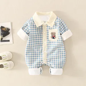 Combinaison bébé en coton à carreaux avec broderie ours et col polo jaune doux