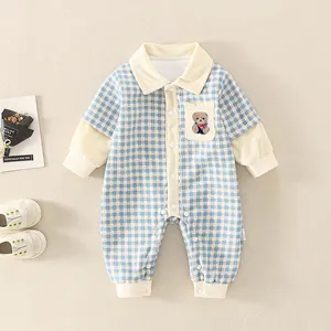 Barboteuse matelassée pour bébé à carreaux bleus avec écusson ours en peluche