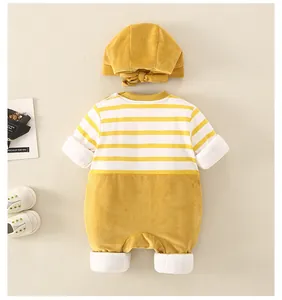 Detail von Baby-Strampler aus gelbem Cord mit passender gestreifter Baumwollmütze