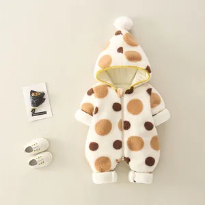 Winter-Baby-Strampler mit Fleece-Kapuze, süßen Punkten und Plüschkugeln zur Dekoration