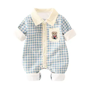 Barboteuse bébé en coton matelassé à carreaux bleu et blanc avec broderie ours