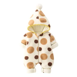 Winter Baby Fleece Strampler mit warmem Lammwollfutter und braunem Punktmuster