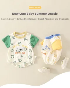 Détail de bodies en coton pour bébé avec imprimé koala et étiquettes de sécurité de classe A
