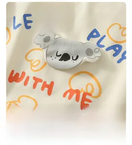 Détail d'un barboteuse pour bébé avec broderie koala et tissu en coton doux
