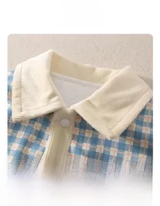 Détail de la barboteuse matelassée pour bébé avec col classique et motif à carreaux