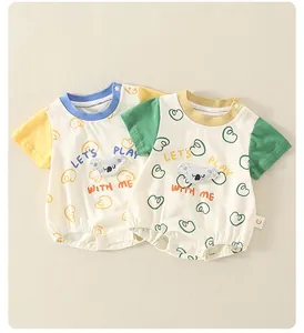Détail de bodies en coton pour bébé avec écusson koala et boutons-pression pratiques