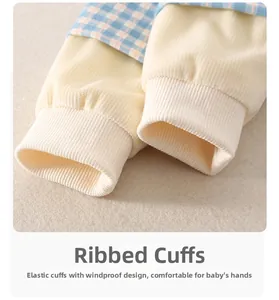 Détail du poignet élastique en maille côtelée pour barboteuse bébé rembourrée et chaude