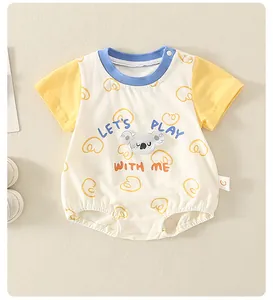 Détail d'un barboteuse bébé à manches courtes avec patch koala et pressions métal