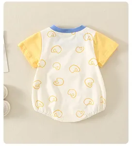 Détail d'un barboteuse bébé à manches courtes avec coeurs jaunes en coton doux