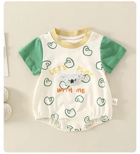 Détail d'un barboteuse pour bébé avec écusson koala et tissu en coton doux à pressions